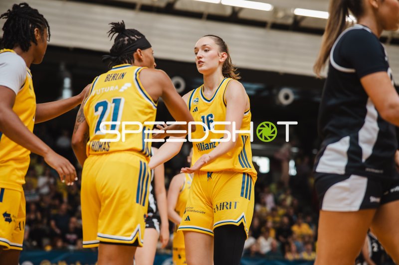 Lilli Schultze (#16; Alba Berlin Damen) im Gespräch mit Deeshyra Thomas (#21)