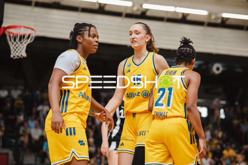 Lilli Schultze (#16; Alba Berlin Damen) im Gespräch mit Teamkolleginnen