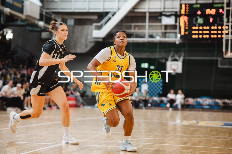 Oceane Monpierre (#31; Alba Berlin Damen) mit Ball auf dem Weg zum Korb