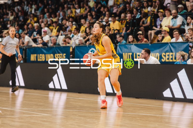 Xara Eich (#9; Alba Berlin Damen) mit Ball in der Sömmeringhalle