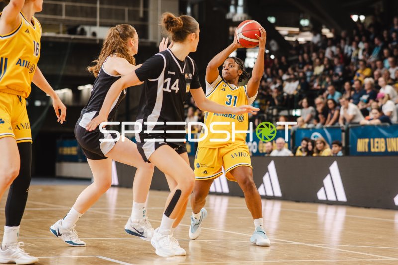 Oceane Monpierre (#31; Alba Berlin Damen) im Angriff gegen TuS Lichterfelde