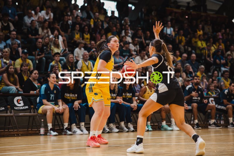 Alba Berlin Damen im Ballbesitz gegen TuS Lichterfelde (#9) in der Sömmeringhalle