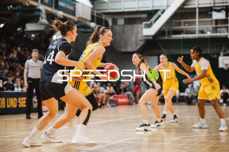Alba Berlin Damen im Zweikampf gegen TuS Lichterfelde in der Sömmeringhalle