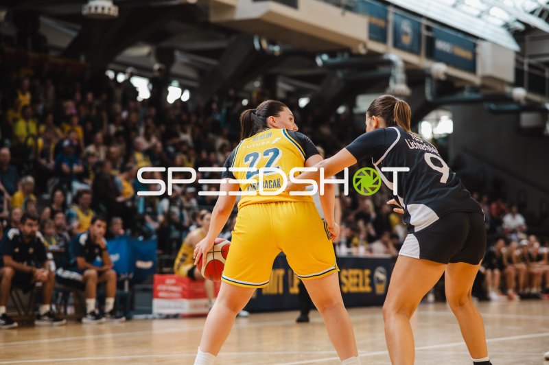 Eda Karabackak (#22; Alba Berlin Damen) im Zweikampf gegen Sarah Siebold (#9; TuS Lichterfelde)