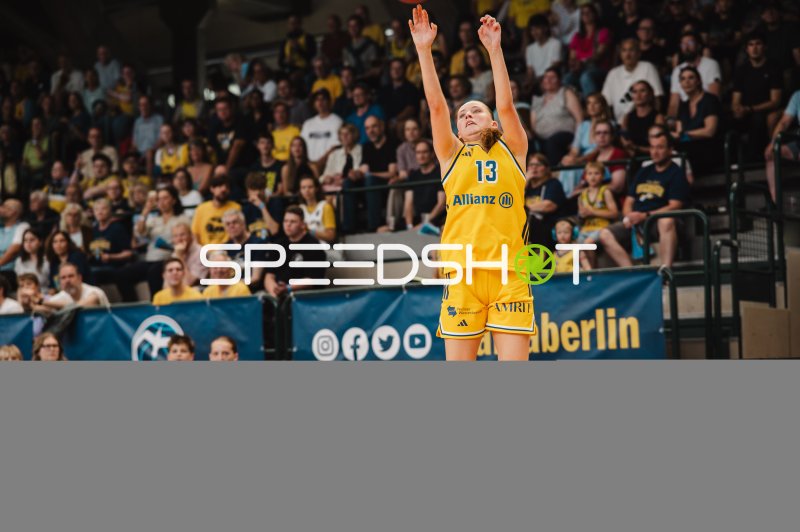 Mia Wiegand (#13; Alba Berlin Damen) beim Sprungwurf