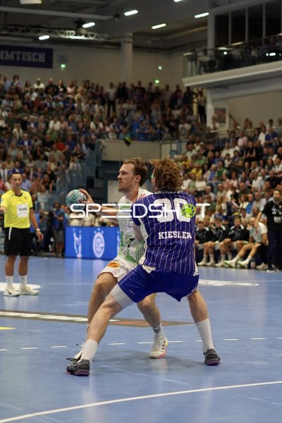 Felix Claar (#7; SC Magdeburg) im Zweikampf gegen Tom Kiesler (#30; VfL Gummersbach)