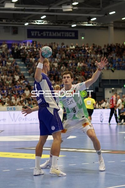 Oskar Vind Rasmussen (#9; SC Magdeburg) im Zweikampf gegen VfL Gummersbach