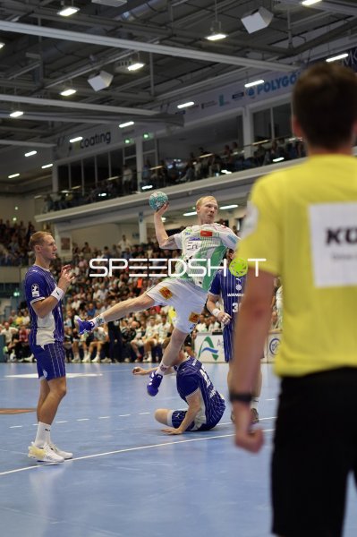 Magnus Saugstrup (#23; SC Magdeburg) beim Sprungwurf in Gummersbach