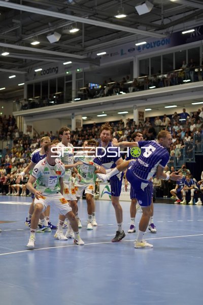 Tilen Kodrin (#5; VfL Gummersbach) im Zweikampf gegen SC Magdeburg