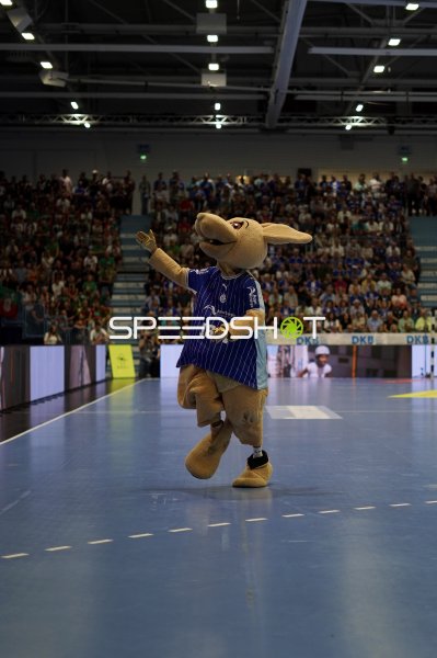 VfL Gummersbach Maskottchen tanzt vor ausverkaufter SCHWALBE arena
