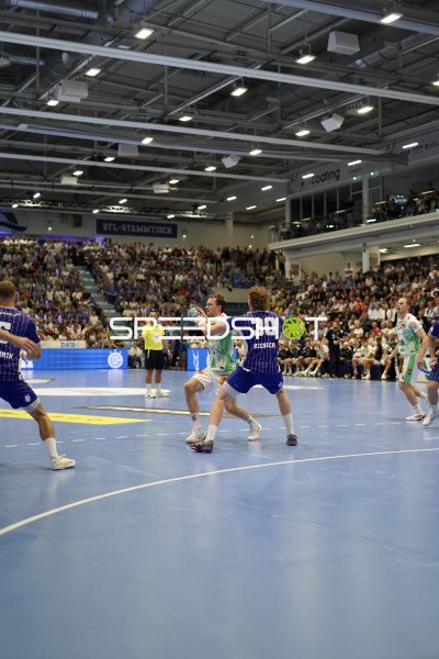 Tom Kiesler (#30; VfL Gummersbach) im Zweikampf gegen SC Magdeburg
