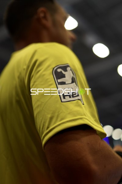 Schiedsrichter mit HBL-Logo auf der Schulter in der SCHWALBE arena