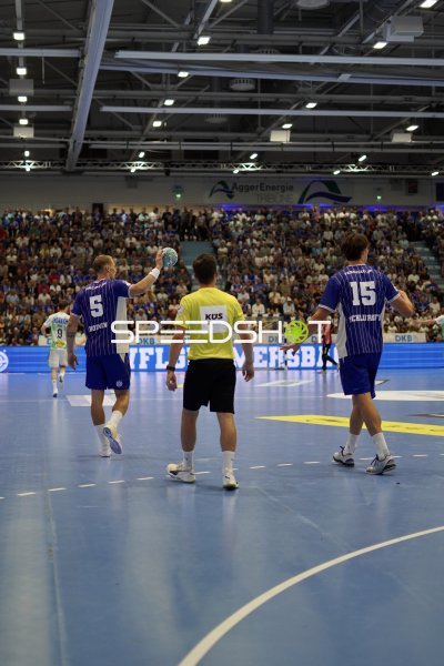 Tilen Kodrin (#5; VfL Gummersbach) und Miro Schluroff (#15; VfL Gummersbach) bei Spielfortsetzung
