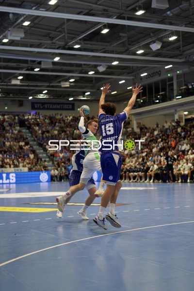 Miro Schluroff (#15; VfL Gummersbach) blockt Wurfversuch von SC Magdeburg
