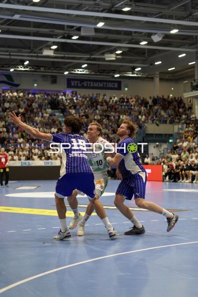 Gisli Kristjansson (#10; SC Magdeburg) im Zweikampf gegen Miro Schluroff (#15; VfL Gummersbach)