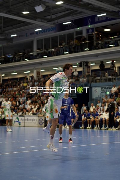SC Magdeburg Spieler im Sprungwurf gegen VfL Gummersbach