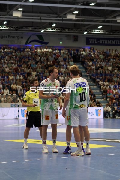 Felix Claar (#7; SC Magdeburg) und Gisli Kristjansson (#10; SC Magdeburg) bei Spielunterbrechung