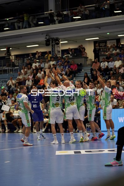 SC Magdeburg Teamjubel mit Oskar Vind Rasmussen (#9) und Oscar Bergendahl (#54)