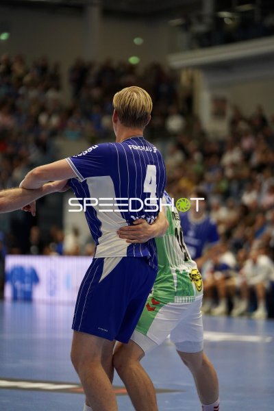 Ellidi Vidarsson (#4; VfL Gummersbach) im Zweikampf gegen SC Magdeburg