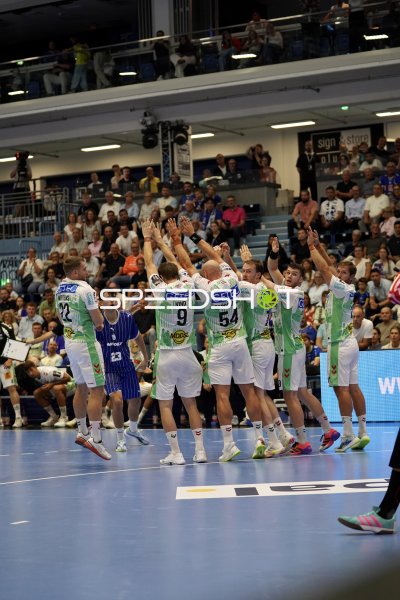SC Magdeburg Teamjubel mit Lukas Mertens (#22) und Oscar Bergendahl (#54) in der SCHWALBE arena
