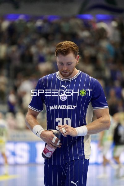 Tom Kiesler (#30; VfL Gummersbach) in Spielpause