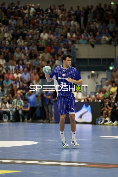 Nikola Roganovic (#23; VfL Gummersbach) mit Ball in der SCHWALBE arena