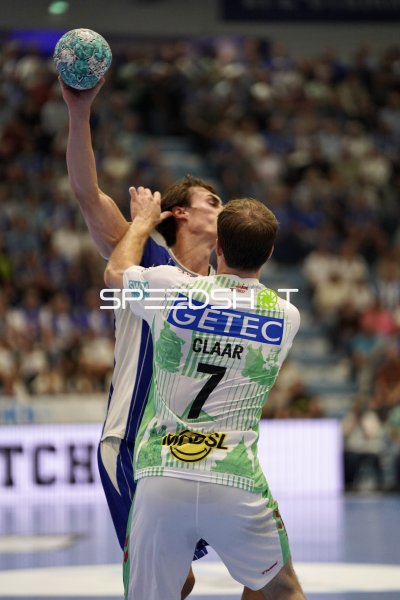 Felix Claar (#7; SC Magdeburg) im Zweikampf beim Wurfversuch