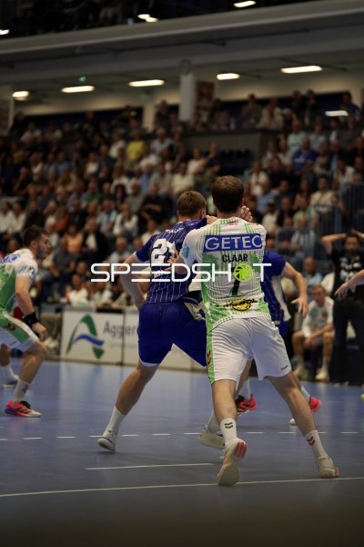 Felix Claar (#7; SC Magdeburg) im Zweikampf gegen VfL Gummersbach
