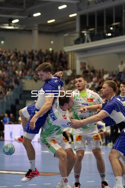 Zweikampf zwischen VfL Gummersbach und SC Magdeburg in der SCHWALBE arena