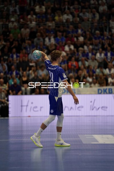 Mathis Häseler (#11; VfL Gummersbach) beim Wurfansatz in der SCHWALBE arena