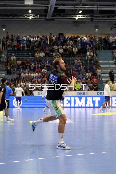 SC Magdeburg Spieler beim Wurf in der SCHWALBE arena