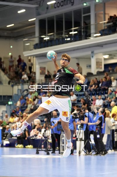 Antonio Serradilla (#15; SC Magdeburg) beim Sprungwurf in Gummersbach