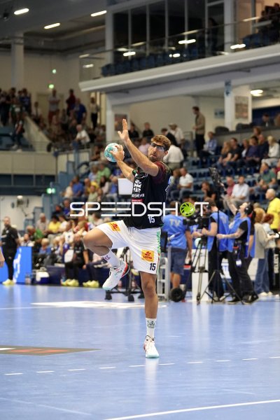 Miro Schluroff (#15; VfL Gummersbach) beim Sprungwurf in der SCHWALBE arena