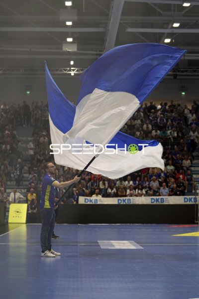 Fahnenträger schwenkt VfL-Gummersbach-Fahne in der SCHWALBE arena