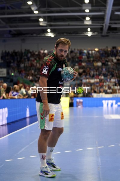 SC-Magdeburg-Spieler mit Ball in der SCHWALBE arena Gummersbach