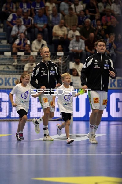 VfL Gummersbach läuft mit Einlaufkindern in die SCHWALBE arena ein