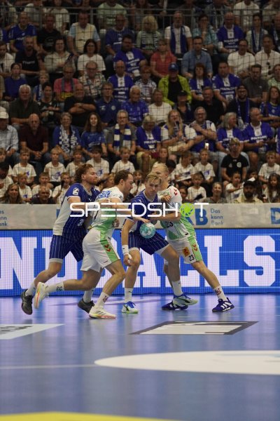 Magnus Saugstrup (#23; SC Magdeburg) im Zweikampf gegen VfL Gummersbach