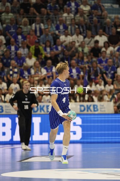 Ellidi Vidarsson (#4; VfL Gummersbach) mit Ball im Spielaufbau