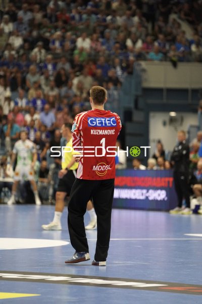 Dominik Kuzmanović (#1; SC Magdeburg) im Spielgeschehen der SCHWALBE arena