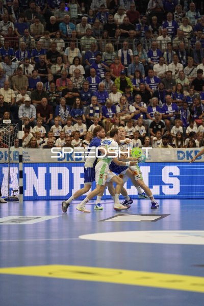 Nikola Roganovic (#23; VfL Gummersbach) im Zweikampf gegen SC Magdeburg