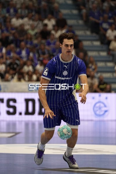 Miro Schluroff (#15; VfL Gummersbach) mit Ball in der SCHWALBE arena