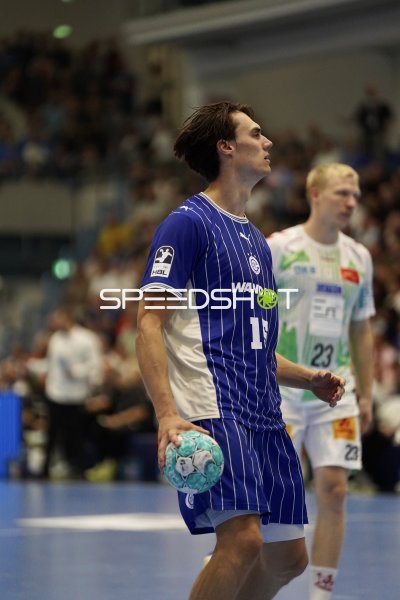 Miro Schluroff (#15; VfL Gummersbach) mit Ball im Blick nach oben