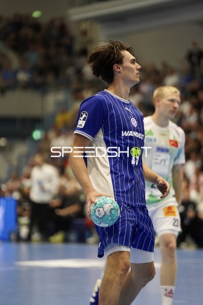 Miro Schluroff (#15; VfL Gummersbach) mit Ball im Spielaufbau