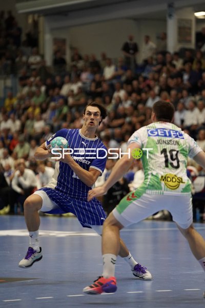 VfL Gummersbach im Zweikampf gegen Elvar Örn Jonsson (#19; SC Magdeburg)