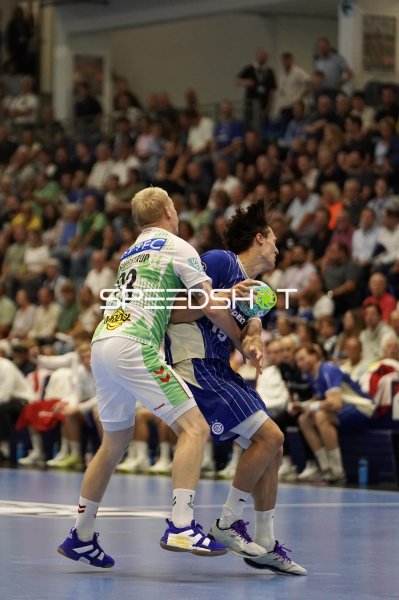 Magnus Saugstrup (#23; SC Magdeburg) im Zweikampf gegen Gummersbach-Spieler