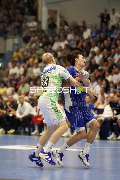 Magnus Saugstrup (#23; SC Magdeburg) im Zweikampf gegen Miro Schluroff (#15; VfL Gummersbach)