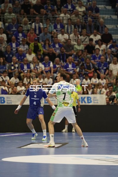 Felix Claar (#7; SC Magdeburg) beim Wurfansatz in der SCHWALBE arena