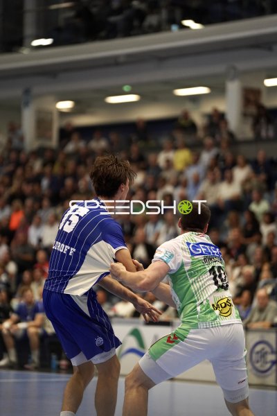 Miro Schluroff (#15; VfL Gummersbach) im Zweikampf gegen Elvar Örn Jonsson (#19; SC Magdeburg)