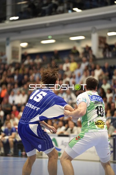 Miro Schluroff (#15; VfL Gummersbach) im Zweikampf gegen Elvar Örn Jonsson (#19; SC Magdeburg)