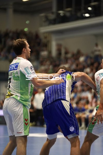 Zweikampf zwischen SC Magdeburg und VfL Gummersbach in der SCHWALBE arena